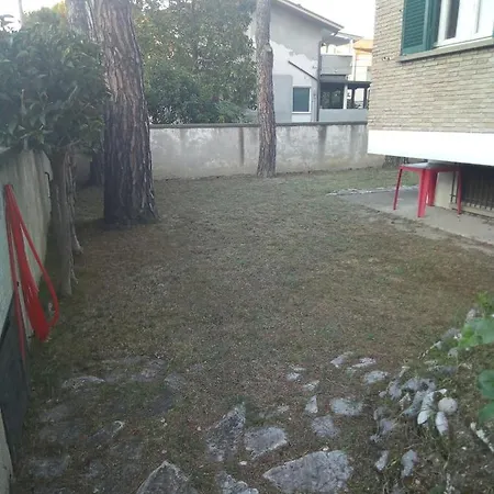 Sofia Accanto Ospedale Con Ampio Giardino Affittacamere