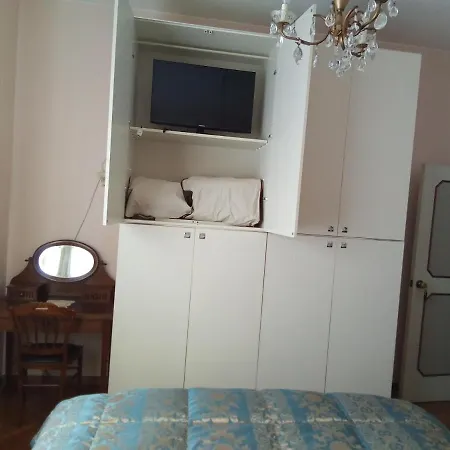 Sofia Accanto Ospedale Con Ampio Giardino Affittacamere